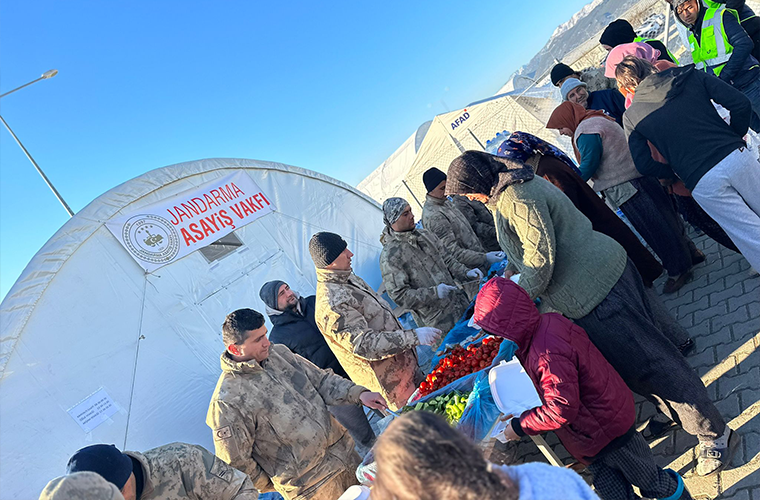 Deprem bölgesine su sevkiyatı sürüyor